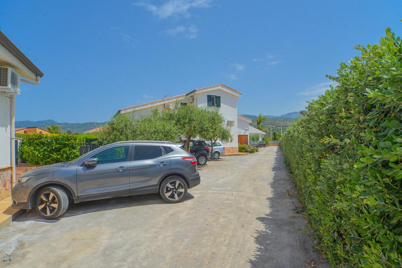 Case Vacanze Mare Nostrum - Villas In Front Of The Beach With Pool Кампофеличе-ди-Роччелла Экстерьер фото